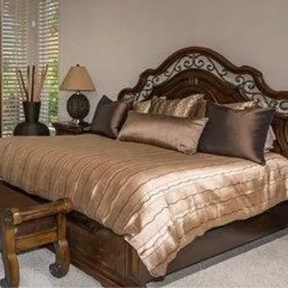 Brushed silk duvet cover & 2 pillow covers.
